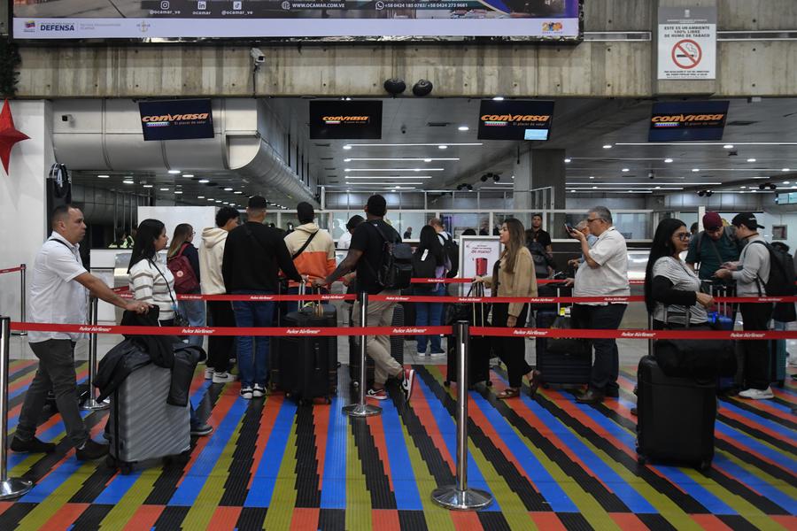 Personas se forman para realizar sus trámites de abordaje en el Aeropuerto Internacional Simón Bolívar, en Maiquetía, estado de La Guaira, Venezuela, el 25 de noviembre de 2025. (Xinhua/Marcos Salgado)