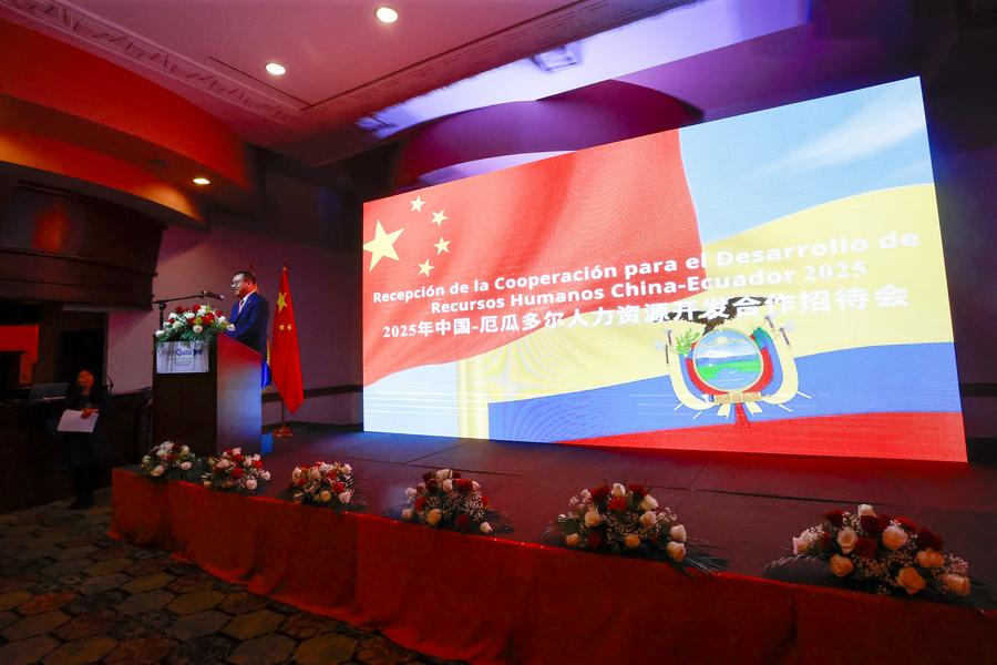 Imagen del 26 de noviembre de 2025 del embajador de China en Ecuador, Sun Xiangyang, pronunciando un discurso durante el evento anual de "Cooperación en el Desarrollo de Recursos Humanos China-Ecuador 2025", en Quito, capital de Ecuador. (Xinhua/Ricardo Landeta)