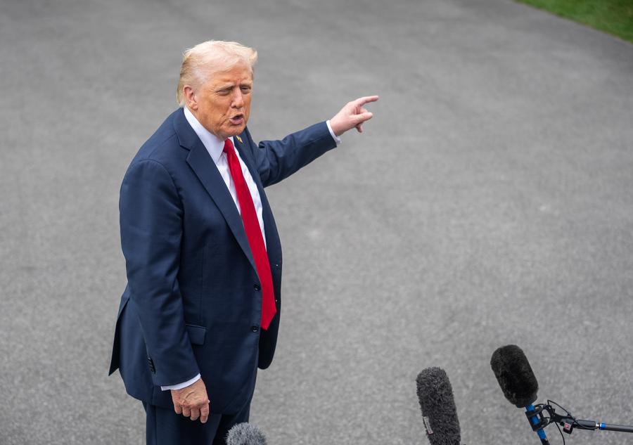 El presidente estadounidense, Donald Trump, habla ante periodistas, en la Casa Blanca, en Washington, D.C., Estados Unidos, el 30 de septiembre de 2025. (Xinhua/Hu Yousong)