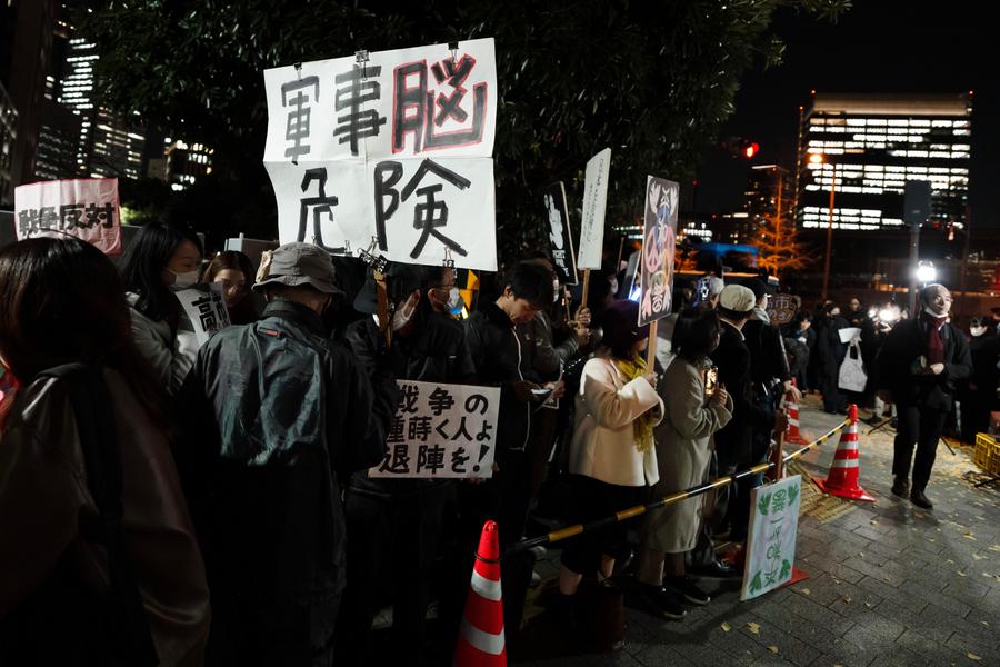 Imagen del 28 de noviembre de 2025 de personas asistiendo a una protesta frente a la residencia oficial de la primera ministra japonesa, en Tokio, Japón.  (Xinhua/Jia Haocheng)
