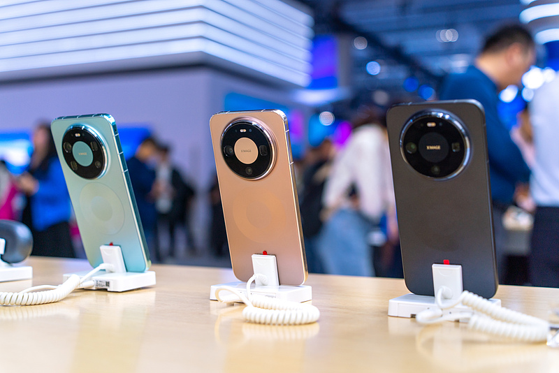 La serie Mate 80 de Huawei se exhibe en la Conferencia del Ecosistema de Tecnología Digital 2025 en Guangzhou, provincia de Guangdong, sur de China, el 5 de diciembre de 2025. Foto: VCG