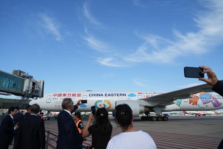 Imagen del 4 de diciembre de 2025 de trabajadores recibiendo al vuelo MU745 operado por China Eastern Airlines, el primer vuelo directo entre China y Argentina, en el Aeropuerto Internacional de Ezeiza, en Buenos Aires, Argentina. (Xinhua/Zhang Duo)