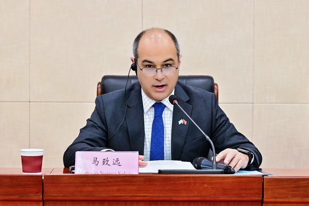 Marcelo Suárez Salvia,embajador de Argentina en China, dio un discurso en el "X Aniversario del Establecimiento del Centro de Estudios Argentinos y Congreso Internacional de Estudios Argentinos en China 2025", que se celebró en Beijing el 12 de diciembre. (Foto proporcionada)